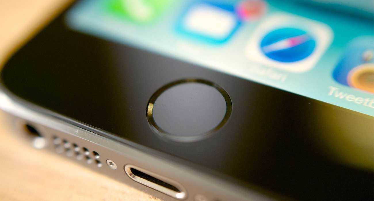 Apple patentuje Touch ID ciekawostki Touch ID, Patent, Mac, iPhone 5s, iPhone, iPad, Apple  W iPhone 5S to pierwszy telefon z technologią Touch ID, która polega na odblokowywaniu urządzenia za pomocą danych biometrycznych - czyli w tym wypadku odcisku naszego palca. TouchID 1300x700