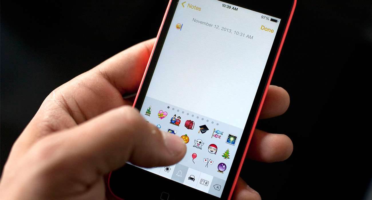 Apple chce wprowadzić nowe ikony emoji ciekawostki nowe ikony w iPhone, nowe ikony emoji, iPhone, iPad, iOS 8, iOS, ikony Emoji, ikony, emoji, Apple, Aktualizacja  Jak się okazuje, ludzie potrafią narzekać na wszytko, łącznie z zestawem Emoji dostępnym w iPhone.  Ikony1 1300x700