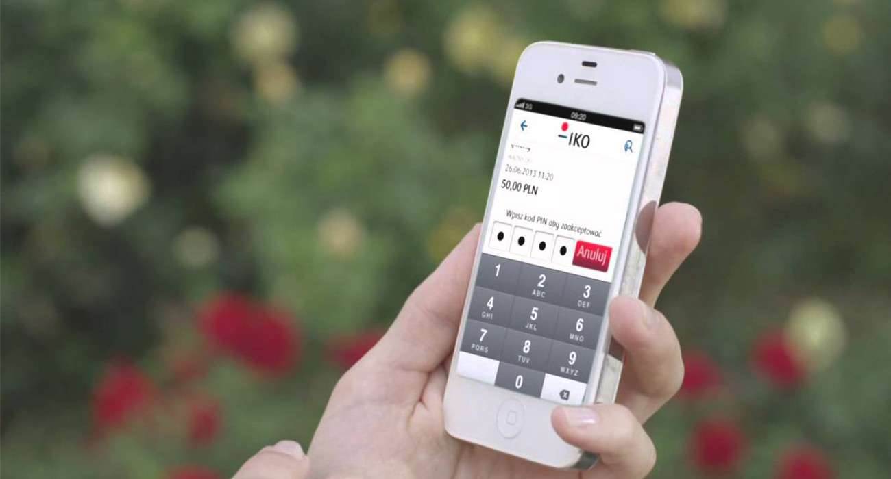 Mobilne płatności BLIK coraz bliżej! polecane, ciekawostki płatności BLIK, Mobilne płatności BLIK, jak działa BLIK, iPhone, iOS, BLIK na iPhone, BLIK na iOS, BlIK co to jest, BLIK  Już wkrótce miliony użytkowników smartfonów będą mogli dokonywać płatności swoim telefonem w sklepach stacjonarnych, a także wypłacać gotówkę bez użycia karty w bankomatach, czy przelewać pieniądze na numer telefonu. iKO 1300x700