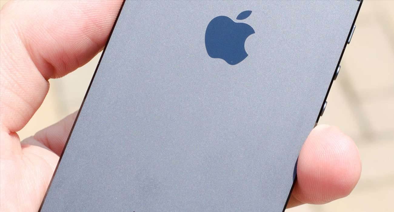 iPhone 6 z jeszcze mniejszą kartą SIM? ciekawostki Patent, mniejsza karta, Karta SIM, iPhone 6, Apple  W ciągu ostatnich lat firma Apple zmusiła operatorów GSM do znaczącej zmiany rozmiarów karty SIM. Najpierw miało to miejsce przy przejściu z iPhone 3GS na 4, następnie z 4S na 5.  iP6 1300x700