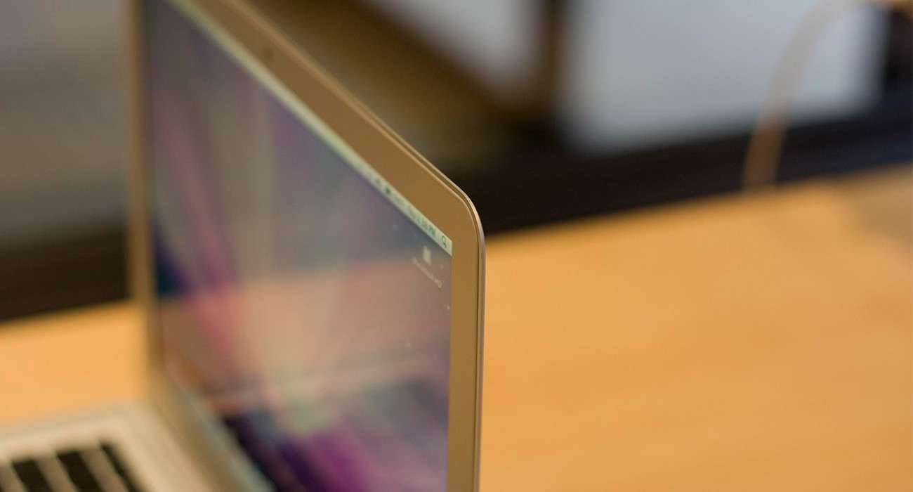 MacBook Air Retina jeszcze w tym roku? ciekawostki MacBook Air Retina, Macbook Air, MacBook, Apple, 2014  Taiwan United Daily News po raz pierwszy opublikował plotkę o 7,9" iPad o rozdzielczości 1024x768 w październiku 2011 roku. Następne plotki i potwierdzenia tych teorii pojawiły się w marcu  od Andy Faust, który odpowiednio je argumentował. Już w październiku Apple wypuściło iPad mini potwierdzając ich słuszność. Air1 1300x700