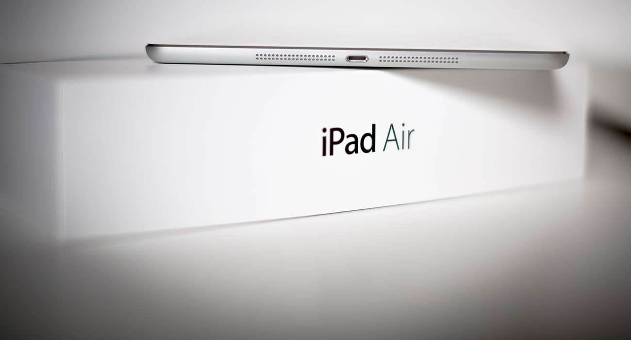 Porównanie baterii iPada Air z innymi tabletami ciekawostki test baterii, porównanie baterii, iPad Air, iPad, bateria, Apple  Na pewno większość z Was doskonale pamięta jak Apple podczas prezentacji iPada Air chwaliło się tym, że ich najnowsze dziecko jest w stanie wytrzymać ponad 10 godzin pracy na baterii. iPad Air 1300x700