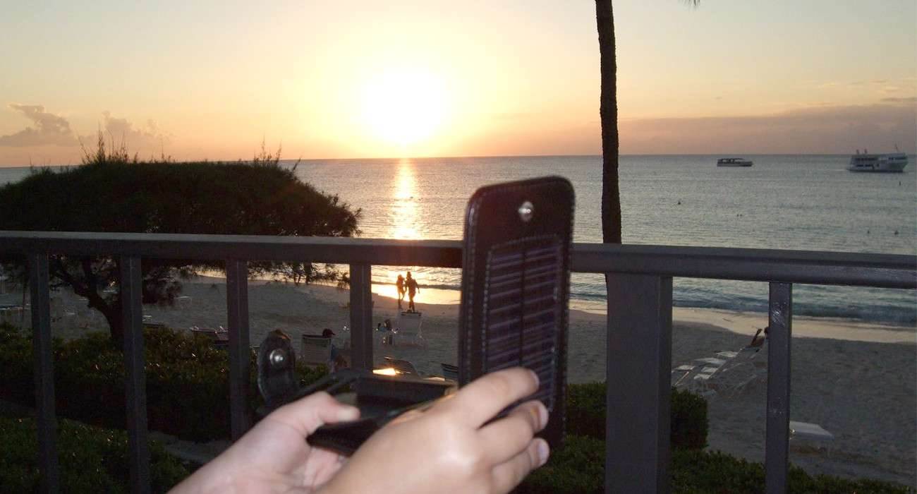 iPhone 6 z szafirowym ekranem i baterią słoneczną? ciekawostki szafir, iPhone6, iPhone 6, Ciekawostki, bateria słoneczna, Apple  Ostatnio pisaliśmy o nowych patentach Apple na różne zastosowanie szkła szafirowego. Dziś już pojawiły się plotki o zupełnie nowym zastosowaniu. iPhone62 1300x700