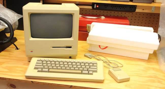 Zobacz jak Steve Jobs prezentował pierwszego Mac'a ciekawostki steve jobs prezentuje maca, Steve Jobs, pierwszy mac 1984, pierwszy mac, pierwszy komputer mac, MacBook, komputer mac   pierwszymac 650x350