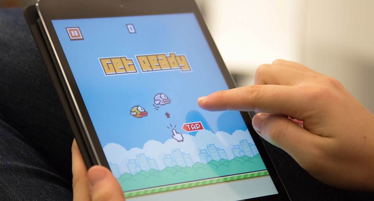 Flappy Bird: New Season - prawie idealny klon Flappy Bird gry-i-aplikacje kody do Flappy Bird, klon flappy bird, jak grac w Flappy Bird, iPhone, iPad, Gra, Flappy bird powraca do App Store, Flappy bird, Apple, App Store  To nie jest żart! Bardzo dobra wiadomość dla fanów latającego ptaka. Najbardziej irytująca gra tego roku ponownie jest dostępna w App Store! Flappy 1300x700