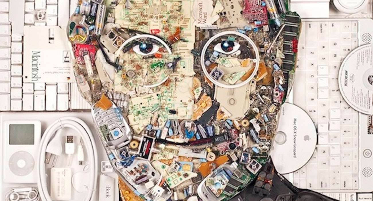 Bardzo nietypowy portret przedstawiający Steve'a Jobsa ciekawostki Steve Jobs, portret, Jason Mecier, Apple  Jason Mecier, artysta z San Francisco wykonał bardzo nietypowy portret przedstawiający Steve'a Josba. Całość została wykonana z odpadów elektronicznych. Jobs1 1300x700