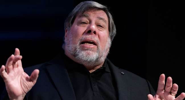 Telefon z Androidem od Apple? ciekawostki wywiad, Steve Wozniak, iPhone, Apple, Android, 2014  W wywiadzie dla Wired, współzałożyciel firmy Apple, Steve Wozniak powiedział, że firma powinna rozważyć wypuszczenie telefonu z androidem, aby walczyć na obu polach na raz.  Steve 650x350