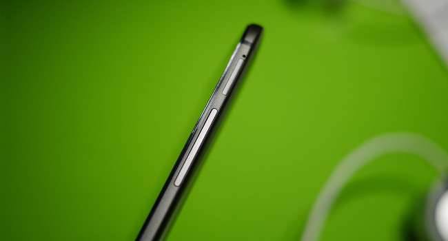Pierwsze zdjęcia HTC One X9 ciekawostki specyfikacja HTC One X9, kiedy premiera HTC One X9, HTC One X9 na zdjęciu, HTC One X9, HTC  HTC One X9 będzie reprezentantem średniej półki cenowej i ciągle o nim głośno. Dzisiaj pojawiły się nowe zdjęcie prezentujące nadchodzące urządzenie mobilne Tajwańskiego producenta, które są również dowodem na wyposażenie tego modelu w głośniki BoomSound, w pełni metalową konstrukcję i port na kartę SIM, który nie wymaga szpilki do jego wyjęcia. HTCOneM8.onetech.pl  650x350
