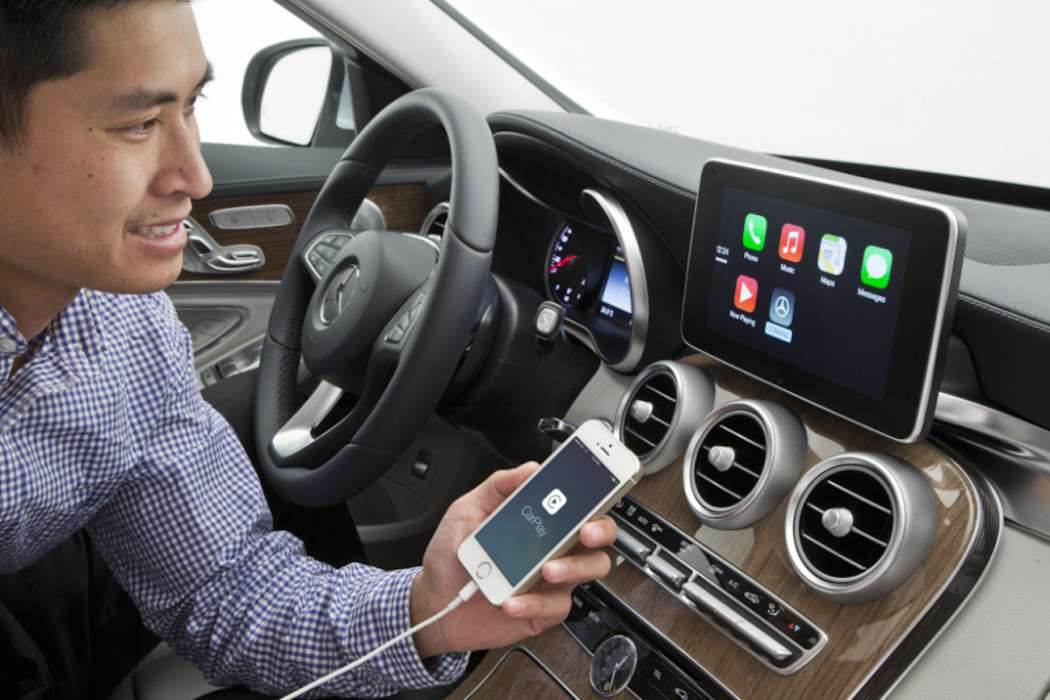 CarPlay w Mercedesie nowosci Mercedes, CarPlay w Mercedesie, CarPlay, Apple CarPlay, Apple  Targi motoryzacyjne w Genewie zbliżają się od nas wielkimi krokami, pojawia się też coraz więcej informacji o CarPlay. carplay benz 03 1050x700
