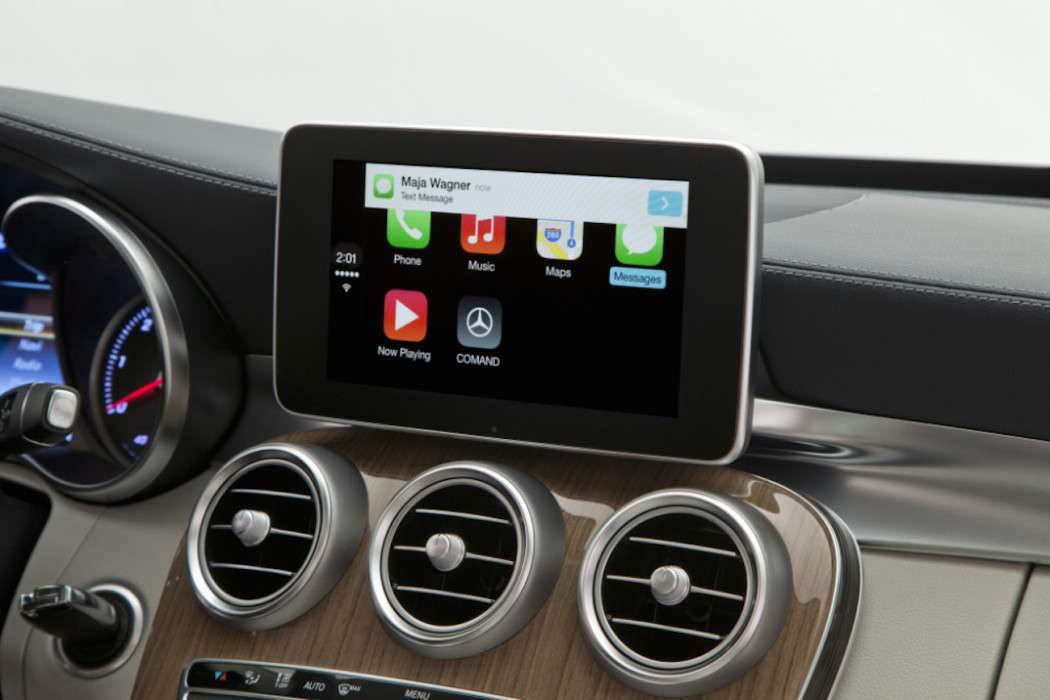 CarPlay w Mercedesie nowosci Mercedes, CarPlay w Mercedesie, CarPlay, Apple CarPlay, Apple  Targi motoryzacyjne w Genewie zbliżają się od nas wielkimi krokami, pojawia się też coraz więcej informacji o CarPlay. carplay benz 05 1050x700