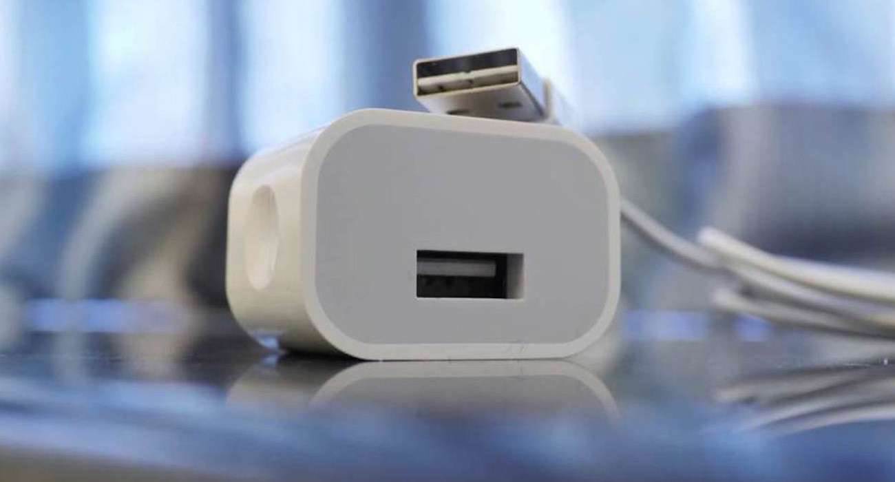 iPhone 6 nie otrzyma kabla Lightning z odwracalnym USB, ale pojawi się nowa ładowarka ciekawostki Wideo, nowa ładowarka, ładowarka, kabel Lightning, iPhone 6, Apple  Ostatnio w sieci pojwiły się informacje o nowym typie kabla Lightning, jaki Apple miałoby zaprezentować wraz z iPhone'm 6.  ladowarka 1300x700
