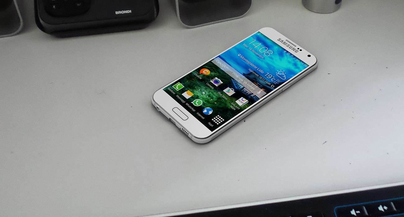 Czy taki będzie Samsung Galaxy S6? Bardzo ładna wizja polecane, ciekawostki Wizja, Samsung Galaxy S6, Samsung, jak wygląda Samsung Galaxy S6, galaxy s6  Dziś rano w sieci pojawiły się zdjęcia, które rzekomo przedstawiały metalową ramkę nowego Samsunga Galaxy S6, którego prezentacja odbędzie się już 1 marca tego roku. SG61 1300x700