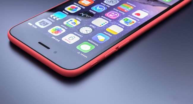 Dlaczego Apple planuje wydać 4-calowego iPhone`a? polecane, ciekawostki iPhone 6 mini, iPhone 5se, Apple, 4" iphone, 4-calowy iPhone  Wierzcie lub nie, ale za około półtora miesiąca Apple uraczy nas iPhone'em z 4 - calowym wyświetlaczem. Według ideologii Apple,smartfon przypomni wydany prawie 3 lata temu model 5c, choć nowość będzie pozycjonowana wyżej. iP6c 1 650x350