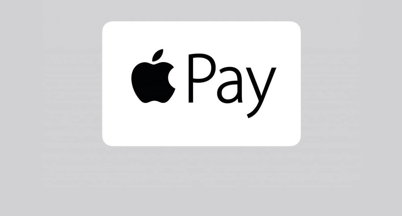Naklejki od Apple ciekawostki naklejki od apple, Naklejki dla przedsiębiorstw od Apple, Naklejki dla przedsiębiorstw, naklejki, Apple  Apple przygotowało naklejki dla przedsiębiorstw, które obsługują płatności mobilne. Naklejki informują o możliwości płatności za pomocą ApplePay. ApplePay 1300x700