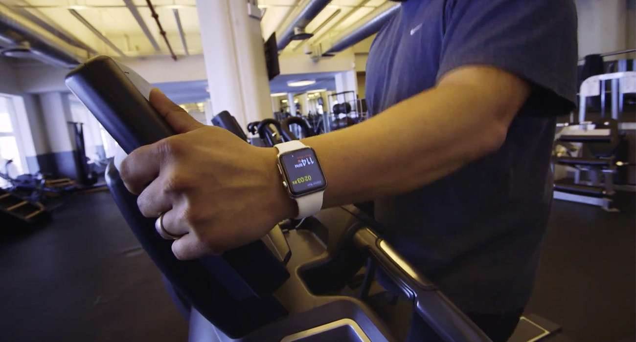 Przewodnik po Apple Watch ciekawostki zegarek od apple, Poradnik, instrukcja obsługi, Apple Watch, Apple  W dniu wczorajszym Apple udostępniło stronę w całości poświęconą Apple Watchowi, nie jest to już strona reklamowa nowego produktu, lecz przewodnik po funkcjach jakie możemy odnaleźć w najnowszym smartwatchu z Cupertino. Watch 1300x700