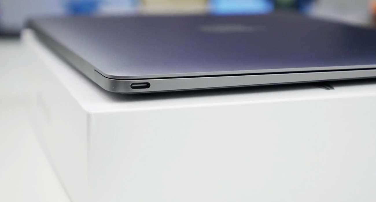 Apple czasowo obniża ceny swoich adapterów z USB-C ciekawostki usb c, przecena kabli z usb-c, Apple  Nowy MacBook Pro budzi wiele kontrowersji, a jedną z nich jest pozbawienie go standardowych portów USB i czytnika kart SD. macbook1 1300x700