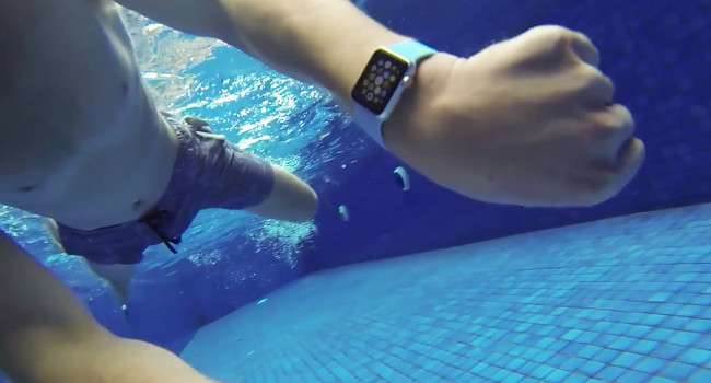 Czy Apple Watch jest wodoodporny? Zobacz pierwsze testy ciekawostki zegarek Apple, Wideo, test, Film, czy Apple Watch jest wodoodporny, Apple Watch  Pierwsze dostawy Apple Watcha już za nami, jako pierwsi otrzymali go mieszkańcy Australii. Z tej okazji redaktorzy FoneFox, poddali Apple Watcha paru testom. test 650x350
