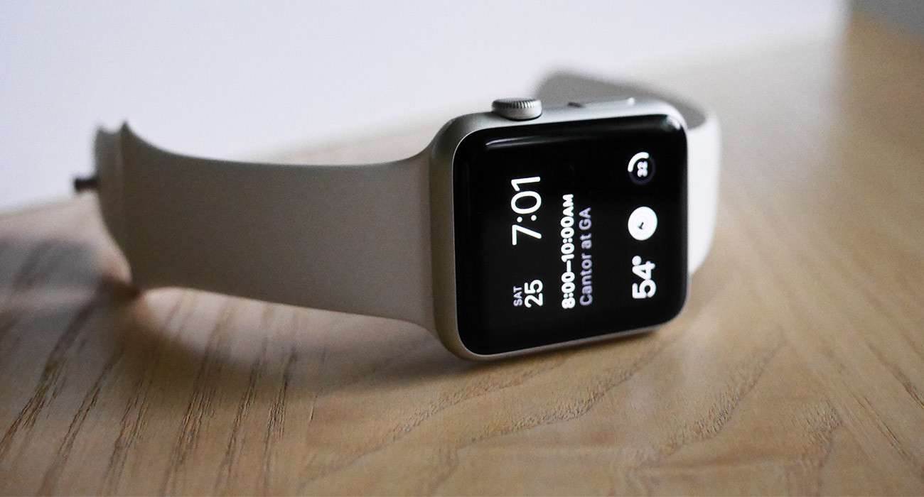 Apple opracowało nowy bardzo interesujący sposób odblokowania Apple Watch polecane, ciekawostki nowy sposób odblokowania apple watch, Apple Watch, Apple  Przez wiele lat Apple wyposażało swoje urządzenia w skanery linii papilarnych, a ostatnio w technologię rozpoznawania twarzy. Firma ma tylko jeden gadżet, który nie uzyskał jeszcze systemu uwierzytelniania biometrycznego - to jest Apple Watch.
 applew 1300x700