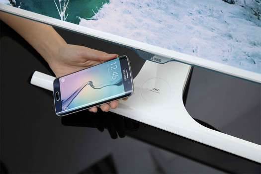 Najnowsze monitory Samsunga mają fabrycznie wbudowaną ładowarkę indukcyjną ciekawostki Wideo, Samsung, monitory samsunga, monitor z ładowarkę indukcyjną  Tym razem najnowszy wyświetlacz Samsunga nie został pokryty złotem, a zaimplementowano w nim ładowarkę indukcyjną ze standardem Qi.  samsungmonitor 525x350