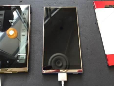 Turing Phone - pierwszy na świecie smartfon z płynnego metalu ciekawostki Turing Phone, Telefon z płynnego metalu, płynny metal  Apple ma bogatą historię, związaną z płynnym metalem, który miał służyć do produkcji obudowy iPhone`ów, ale zamiast tego tylko niektóre części iPoda są wykonane z tego stopu. turing phone 2 467x350