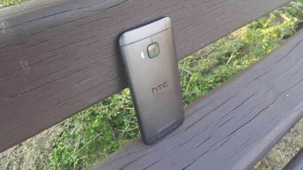 HTC One M9 - recenzja urządzenia recenzje, polecane, ciekawostki zalety HTC One M9, wady HTC One M9, recenzja HTC One M9, polska recenzja HTC One M9, jak działa HTC One M9, HTC One M9, HTC, czy warto kupić HTC One M9  Wyobraźcie sobie, że jesteście na miejscu producenta urządzeń mobilnych i pracujecie nad kolejnym smartfonem, który zmieni bieg historii. Zaczniecie eksperymentować, aby przykuć uwagę konsumentów, czy postawicie na kosmetyczne zmiany, zachodzące wewnątrz i w oprogramowaniu? Według mnie odpowiedź jest prosta, zostajemy przy sprawdzonej formule, którą poprawiamy, eliminując bolączki poprzednika, dopóki nie osiągniemy zamierzonego efektu. 20150729 185337 622x350