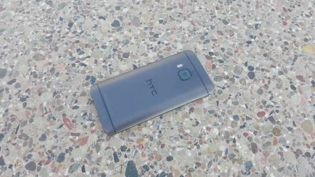 HTC One M9 - recenzja urządzenia recenzje, polecane, ciekawostki zalety HTC One M9, wady HTC One M9, recenzja HTC One M9, polska recenzja HTC One M9, jak działa HTC One M9, HTC One M9, HTC, czy warto kupić HTC One M9  Wyobraźcie sobie, że jesteście na miejscu producenta urządzeń mobilnych i pracujecie nad kolejnym smartfonem, który zmieni bieg historii. Zaczniecie eksperymentować, aby przykuć uwagę konsumentów, czy postawicie na kosmetyczne zmiany, zachodzące wewnątrz i w oprogramowaniu? Według mnie odpowiedź jest prosta, zostajemy przy sprawdzonej formule, którą poprawiamy, eliminując bolączki poprzednika, dopóki nie osiągniemy zamierzonego efektu. 20150729 185400 622x350