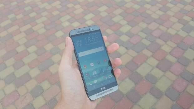 HTC One M9 - recenzja urządzenia recenzje, polecane, ciekawostki zalety HTC One M9, wady HTC One M9, recenzja HTC One M9, polska recenzja HTC One M9, jak działa HTC One M9, HTC One M9, HTC, czy warto kupić HTC One M9  Wyobraźcie sobie, że jesteście na miejscu producenta urządzeń mobilnych i pracujecie nad kolejnym smartfonem, który zmieni bieg historii. Zaczniecie eksperymentować, aby przykuć uwagę konsumentów, czy postawicie na kosmetyczne zmiany, zachodzące wewnątrz i w oprogramowaniu? Według mnie odpowiedź jest prosta, zostajemy przy sprawdzonej formule, którą poprawiamy, eliminując bolączki poprzednika, dopóki nie osiągniemy zamierzonego efektu. 20150729 185528 622x350