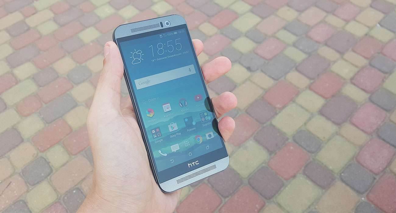 HTC One M9 - recenzja urządzenia recenzje, polecane, ciekawostki zalety HTC One M9, wady HTC One M9, recenzja HTC One M9, polska recenzja HTC One M9, jak działa HTC One M9, HTC One M9, HTC, czy warto kupić HTC One M9  Wyobraźcie sobie, że jesteście na miejscu producenta urządzeń mobilnych i pracujecie nad kolejnym smartfonem, który zmieni bieg historii. Zaczniecie eksperymentować, aby przykuć uwagę konsumentów, czy postawicie na kosmetyczne zmiany, zachodzące wewnątrz i w oprogramowaniu? Według mnie odpowiedź jest prosta, zostajemy przy sprawdzonej formule, którą poprawiamy, eliminując bolączki poprzednika, dopóki nie osiągniemy zamierzonego efektu. HTCM9
