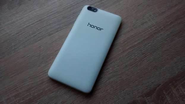 Honor 4X - recenzja urządzenia recenzje, polecane zalety Honor 4X, zalety, Wideo, wady Honor 4X, wady, specyfikacja Honor 4X, Specyfikacja, smartfon Honor 4X, Recenzja, polska recenzja Honor 4X, jakie zdjęcia robi Honor 4X, Honor 4X, Honor, czy warto kupić Honor 4X, cena  Odkąd zamieniłem iPhone'a 4S na Motorolę Moto G (XT1032) nadal szukam podobnego smartfona do niej, ale ciężko sprostać standardom, które narzucili Amerykanie podczas wydania budżetowej serii G. Z drugiej strony ostatnio w moje ręce wpadł Honor 4X, który kosztuje tyle samo, co budżetowiec Motoroli z tym że mamy do dyspozycji 5,5 - calowy wyświetlacz, 13MPix aparat główny i co najważniejsze baterię o wyższej pojemności, która pozwala na dłuższą pracę. IMG 20150922 111556079 623x350