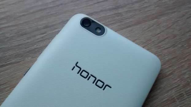 Honor 4X - recenzja urządzenia recenzje, polecane zalety Honor 4X, zalety, Wideo, wady Honor 4X, wady, specyfikacja Honor 4X, Specyfikacja, smartfon Honor 4X, Recenzja, polska recenzja Honor 4X, jakie zdjęcia robi Honor 4X, Honor 4X, Honor, czy warto kupić Honor 4X, cena  Odkąd zamieniłem iPhone'a 4S na Motorolę Moto G (XT1032) nadal szukam podobnego smartfona do niej, ale ciężko sprostać standardom, które narzucili Amerykanie podczas wydania budżetowej serii G. Z drugiej strony ostatnio w moje ręce wpadł Honor 4X, który kosztuje tyle samo, co budżetowiec Motoroli z tym że mamy do dyspozycji 5,5 - calowy wyświetlacz, 13MPix aparat główny i co najważniejsze baterię o wyższej pojemności, która pozwala na dłuższą pracę. IMG 20150922 111601071 623x350