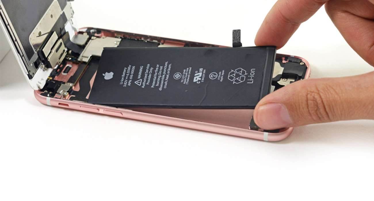 Jak wymienić baterię w iPhone 6s i iPhone 6s Plus - instrukcja ciekawostki jak wymienić baterię w iPhone 6s Plus, jak wymienić baterię w iPhone 6s, jak rozkręcić iPhone 6s, jak rozebrać iPhone 6s, Instrukcja, ifixit, czy można wymienić baterię w iPhone 6s, Apple  iFixit, czyli portal, który zajmuje się rozkładaniem urządzeń na części pierwsze i ocenianiem ich pod względem łatwości samodzielnej naprawy zamieścił na swojej stronie instrukcję pokazującą co trzeba zrobić, aby wyciągnąć baterię z nowego iPhone'a 6s. iPhone6s6
