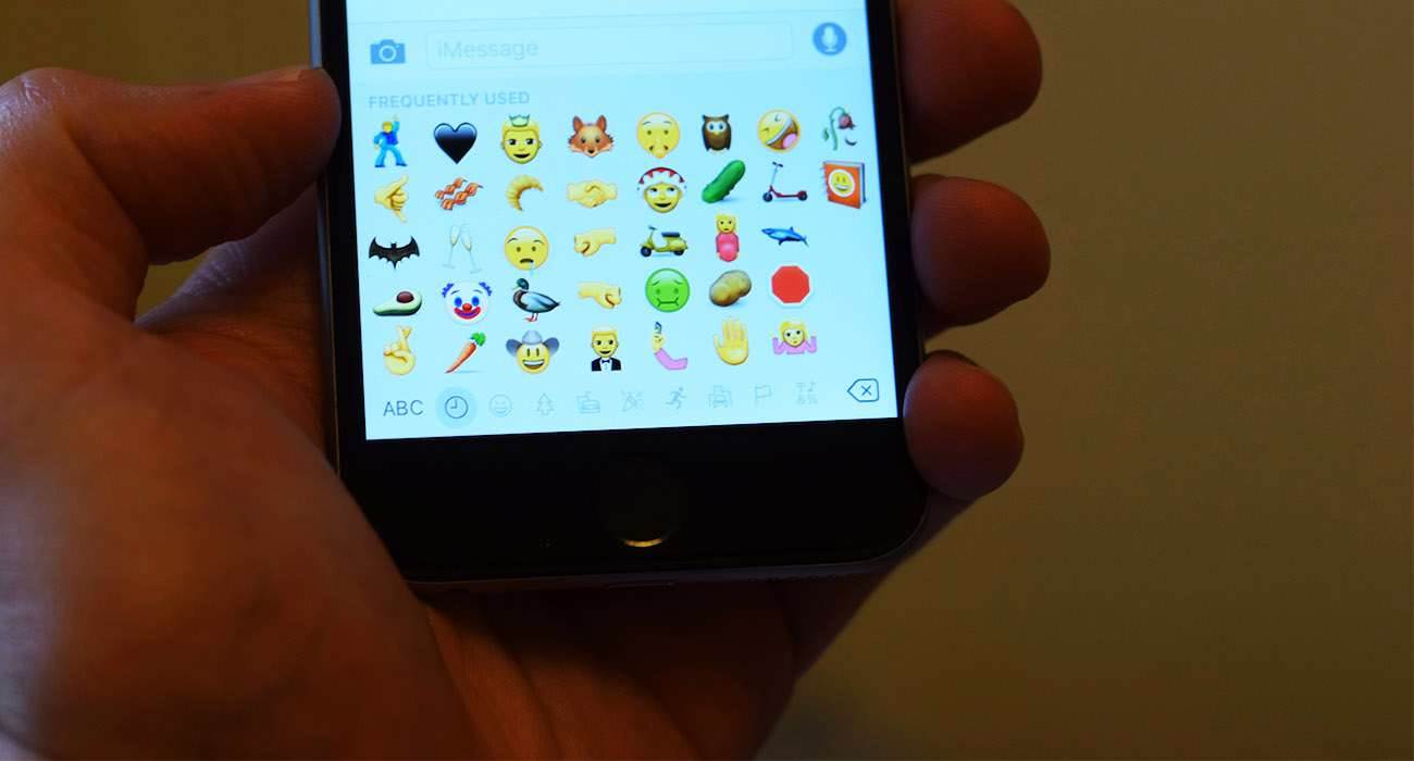 Next Emoji Keyboard, czyli tysiące nowych emoji w Twoim iPhone polecane, gry-i-aplikacje nowe emoji w iPhone, naklejki w iPhone, klawiatura, iPhone, emoji w iPhone, emoji, App Store, 1400 emoji w iPhone  Jeśli jesteś fanem emoji, to mamy klawiaturę, która została zaprojektowana specjalnie dla Ciebie!
 emoji 1