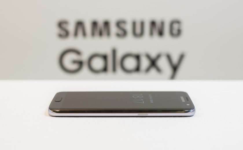 15 różnic między Samsung Galaxy S7, a Apple iPhone 6s polecane, ciekawostki samsung galaxy s7 czy iPhone 6s, Samsung, różnice pomiędzy iPhone 6s a samsung galaxy s7, różnice pomiędzy galaxy s7 a iPhone 6s, iPhone 6s czy galaxy s7, czym różni się galaxy s7 od iPhone 6s, Apple  Przed oficjalnym rozpoczęciem tegorocznych targów Mobile World Congress w Barcelonie Samsung zaprezentował najnowszą wersję swojego sztandarowego modelu. Pokazano S7 i S7 Edge, obydwa urządzenia są najbardziej zaawansowane technologicznie w historii koreańskiego producenta i warto porównać je z obydwoma wariantami iPhone'a 6s. 11