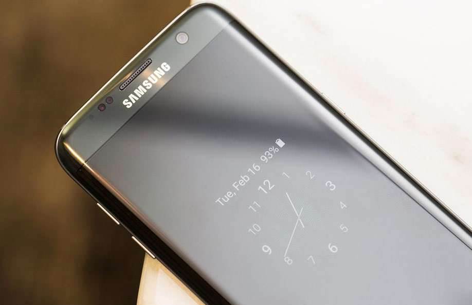 15 różnic między Samsung Galaxy S7, a Apple iPhone 6s polecane, ciekawostki samsung galaxy s7 czy iPhone 6s, Samsung, różnice pomiędzy iPhone 6s a samsung galaxy s7, różnice pomiędzy galaxy s7 a iPhone 6s, iPhone 6s czy galaxy s7, czym różni się galaxy s7 od iPhone 6s, Apple  Przed oficjalnym rozpoczęciem tegorocznych targów Mobile World Congress w Barcelonie Samsung zaprezentował najnowszą wersję swojego sztandarowego modelu. Pokazano S7 i S7 Edge, obydwa urządzenia są najbardziej zaawansowane technologicznie w historii koreańskiego producenta i warto porównać je z obydwoma wariantami iPhone'a 6s. 2 2