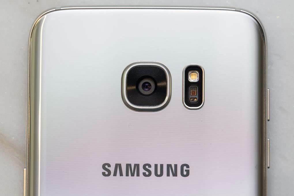 15 różnic między Samsung Galaxy S7, a Apple iPhone 6s polecane, ciekawostki samsung galaxy s7 czy iPhone 6s, Samsung, różnice pomiędzy iPhone 6s a samsung galaxy s7, różnice pomiędzy galaxy s7 a iPhone 6s, iPhone 6s czy galaxy s7, czym różni się galaxy s7 od iPhone 6s, Apple  Przed oficjalnym rozpoczęciem tegorocznych targów Mobile World Congress w Barcelonie Samsung zaprezentował najnowszą wersję swojego sztandarowego modelu. Pokazano S7 i S7 Edge, obydwa urządzenia są najbardziej zaawansowane technologicznie w historii koreańskiego producenta i warto porównać je z obydwoma wariantami iPhone'a 6s. 7