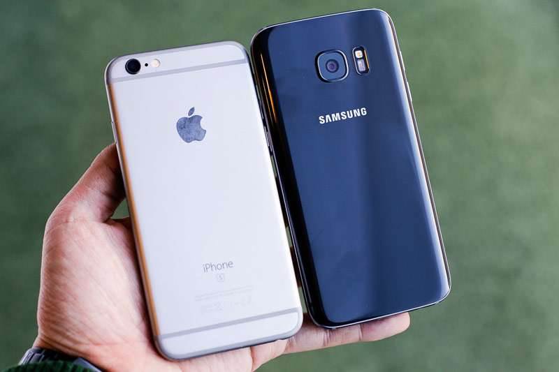 15 różnic między Samsung Galaxy S7, a Apple iPhone 6s polecane, ciekawostki samsung galaxy s7 czy iPhone 6s, Samsung, różnice pomiędzy iPhone 6s a samsung galaxy s7, różnice pomiędzy galaxy s7 a iPhone 6s, iPhone 6s czy galaxy s7, czym różni się galaxy s7 od iPhone 6s, Apple  Przed oficjalnym rozpoczęciem tegorocznych targów Mobile World Congress w Barcelonie Samsung zaprezentował najnowszą wersję swojego sztandarowego modelu. Pokazano S7 i S7 Edge, obydwa urządzenia są najbardziej zaawansowane technologicznie w historii koreańskiego producenta i warto porównać je z obydwoma wariantami iPhone'a 6s. 8