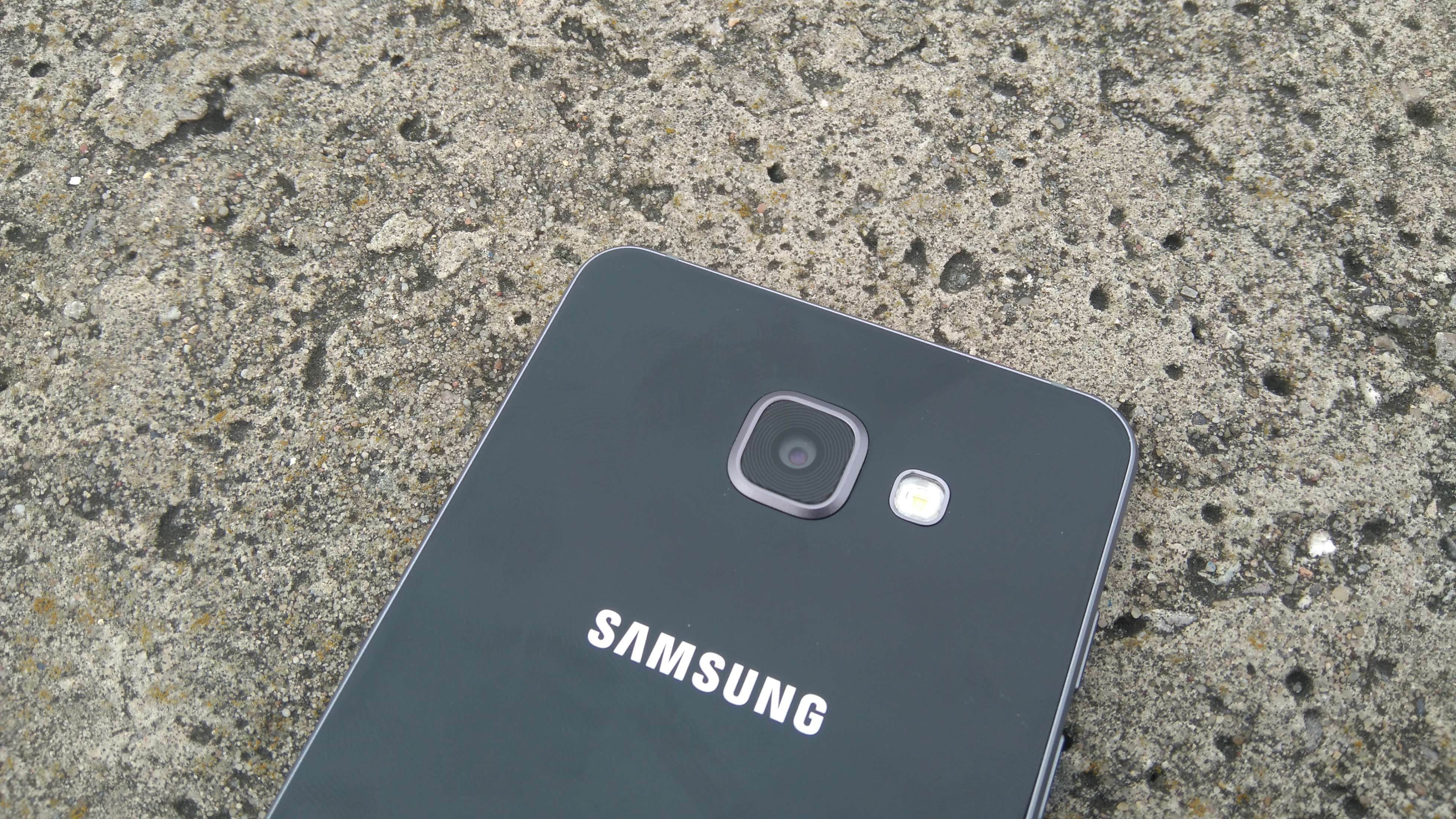 Samsung Galaxy A5 (2016) - recenzja urządzenia recenzje, polecane zalety, wady, Specyfikacja, Samsung Galaxy A5 2016, Samsung, recenzja Samsung Galaxy A5 (2016), Recenzja, polska recenzja, Opis, czy warto kupić Samsung Galaxy A5 (2016), cena, a5 z 2016, 2016  Samsung na nowo zapałał miłością do wysokiej jakości wykonania swoich mobilnych produktów, czego dowodem jest tegoroczna seria A. DSC 0016 1