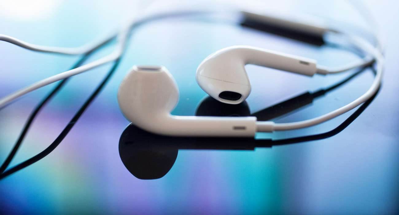 iPhone 7 pojawi się ze standardowymi słuchawkami EarPods i odpowiednim adapterem polecane, ciekawostki słuchawki, iPhone 7, Apple EarPods, Apple  Wiele spekulacji wskazuje na brak standardowego gniazda słuchawkowego w obydwu wariantach nadchodzącego iPhone'a 7, ale producent prawdopodobnie w pudełku umieści odpowiednie akcesorium umożliwiające korzystanie ze standardowych słuchawek. sluchawki