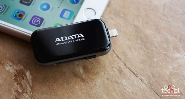 Zwiększ pojemność swojego iUrządzenia za pomocą ADATA i-Memory UE710 recenzje, polecane, akcesoria Youtube, Wideo, recenzja ADATA i-Memory UE710, pendrive adata do Iphone, pendrive, jak zwiększyć pojemność iPhone, jak zwiększyć pojemność iPad, ADATA i-Memory UE710  Kilka tygodni temu dzięki uprzejmości ADATA otrzymałem do testów bardzo ciekawe urządzenie - ADATA i-Memory Flash Drive UE710, czyli hybrydowy pendrive dedykowany dla urządzeń Apple. adata4 650x350