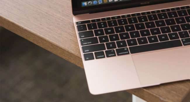 Nowy 12-calowy MacBook w kolorze różowego złota na pierwszym filmie polecane, ciekawostki Wideo, Unboxing, różowy macbook, nowy różowy macbook, macbook w kolorze różowego złota, MacBook, Apple  Jak wiecie kilka godzin temu, Apple wprowadziło do swojej oferty nowego różowego 12-calowego MacBooka. Czas zatem przyjrzeć mu się z bliska. Macbook 650x350