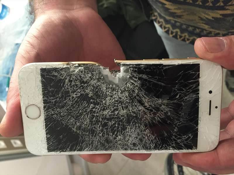 iPhone 6 uratował mu życie! Zobacz jak? polecane, ciekawostki iPhone uratował życie człowieka, iPhone 6 uratował życie żołnierza, iPhone 6, iPhone, Apple  Może się to wydawać nieprawdopodobne, ale iPhone 6 uratował życie tureckiemu żołnierzowi Mustafie Bozoklar?owi. W jaki sposób? 2