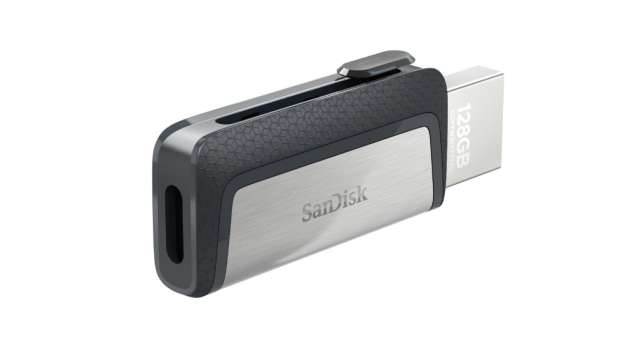 SanDisk wprowadza do sprzedaży przenośną pamięć masową z USB - C i 3.1 ciekawostki sandisk, pamięć do macbook  USB typu C to interesująca innowacja, ale potrzeba czasu, aby stała się standardem na miarę poprzedników. Bez problemu jest w stanie dostarczyć zasilanie i szybkie transfery danych z/do urządzenia, a także pozwala na odchudzenie konstrukcji laptopa. sandisk dual drive usb c 128gb