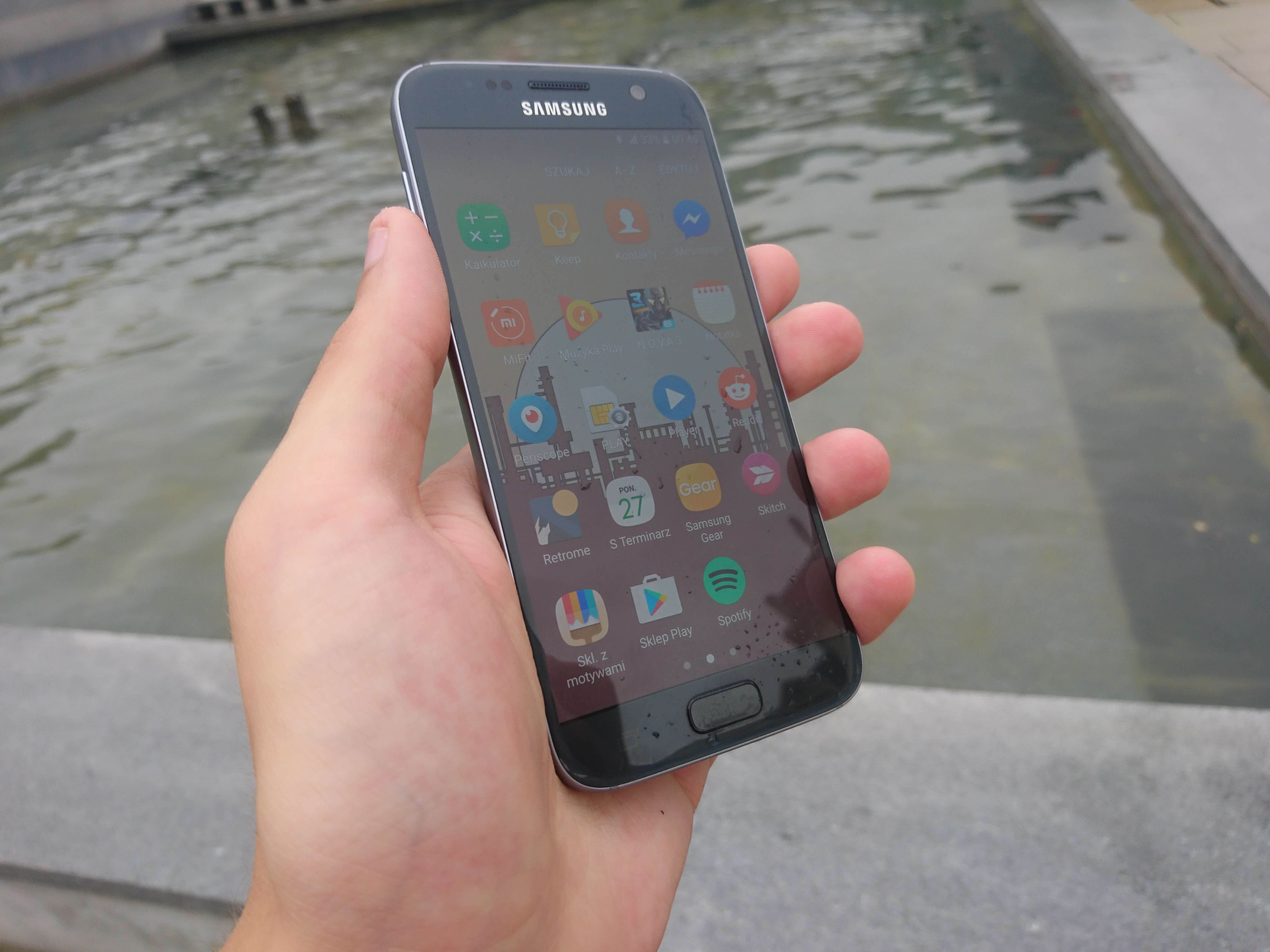 Samsung Galaxy S7 - test i recenzja urządzenia recenzje, polecane zalety, Wideo, wady, test i recenzja Samsung Galaxy S7, Samsung Galaxy S7, recka, recenzja Samsung Galaxy S7, Recenzja, polska recenzja Samsung Galaxy S7, galaxy s7, cena, aparat  Pamiętam, jak oglądałem na żywo premierę Galaxy S7/S7 Edge i częściowo byłem zachwycony nowym produktem lidera rynku mobilnego, ale najbardziej zdenerwował mnie fakt, że nie poczyniono drastycznych zmian we wzornictwie urządzenia. DSC 0013