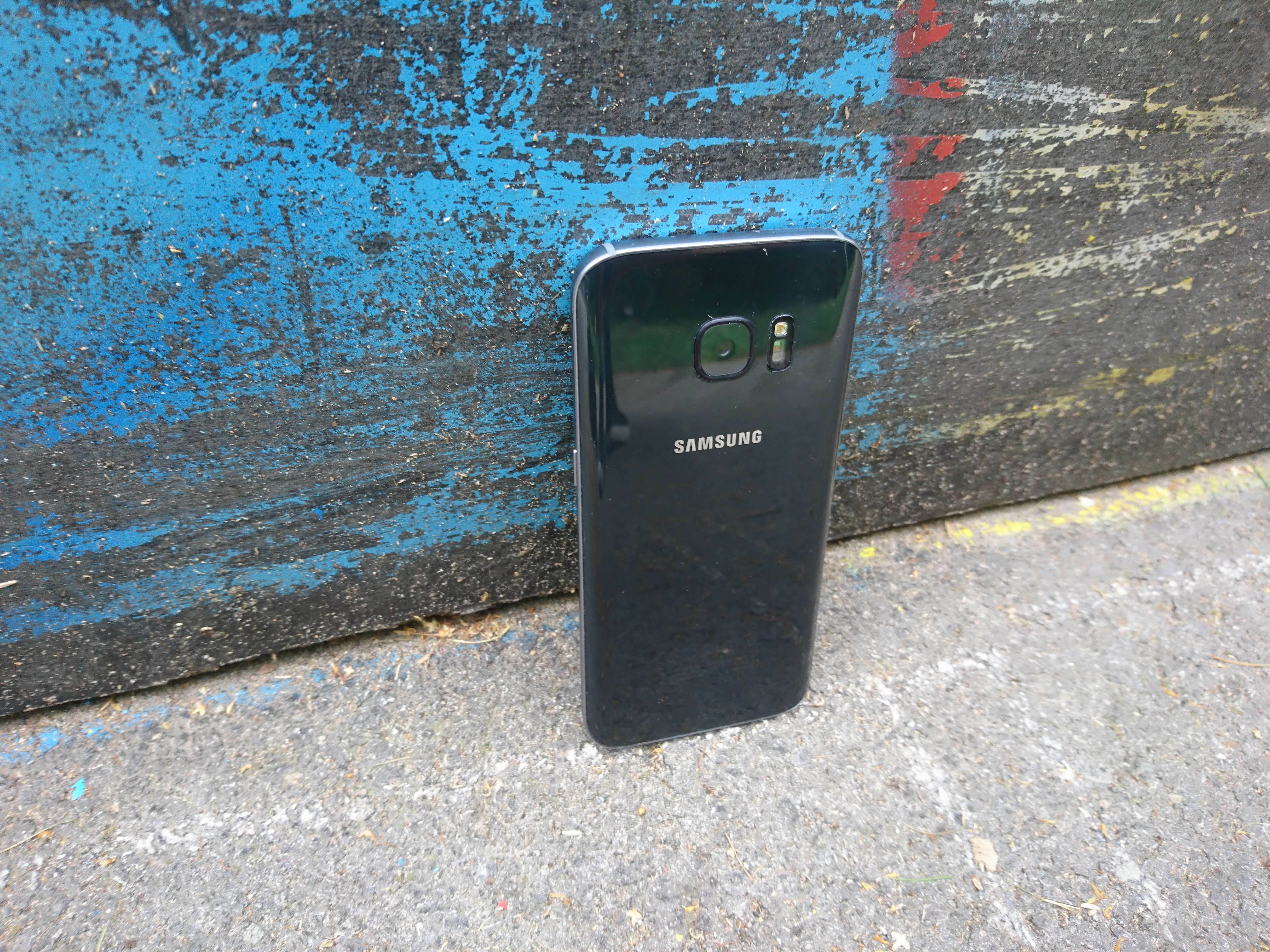 Samsung Galaxy S7 - test i recenzja urządzenia recenzje, polecane zalety, Wideo, wady, test i recenzja Samsung Galaxy S7, Samsung Galaxy S7, recka, recenzja Samsung Galaxy S7, Recenzja, polska recenzja Samsung Galaxy S7, galaxy s7, cena, aparat  Pamiętam, jak oglądałem na żywo premierę Galaxy S7/S7 Edge i częściowo byłem zachwycony nowym produktem lidera rynku mobilnego, ale najbardziej zdenerwował mnie fakt, że nie poczyniono drastycznych zmian we wzornictwie urządzenia. DSC 0015