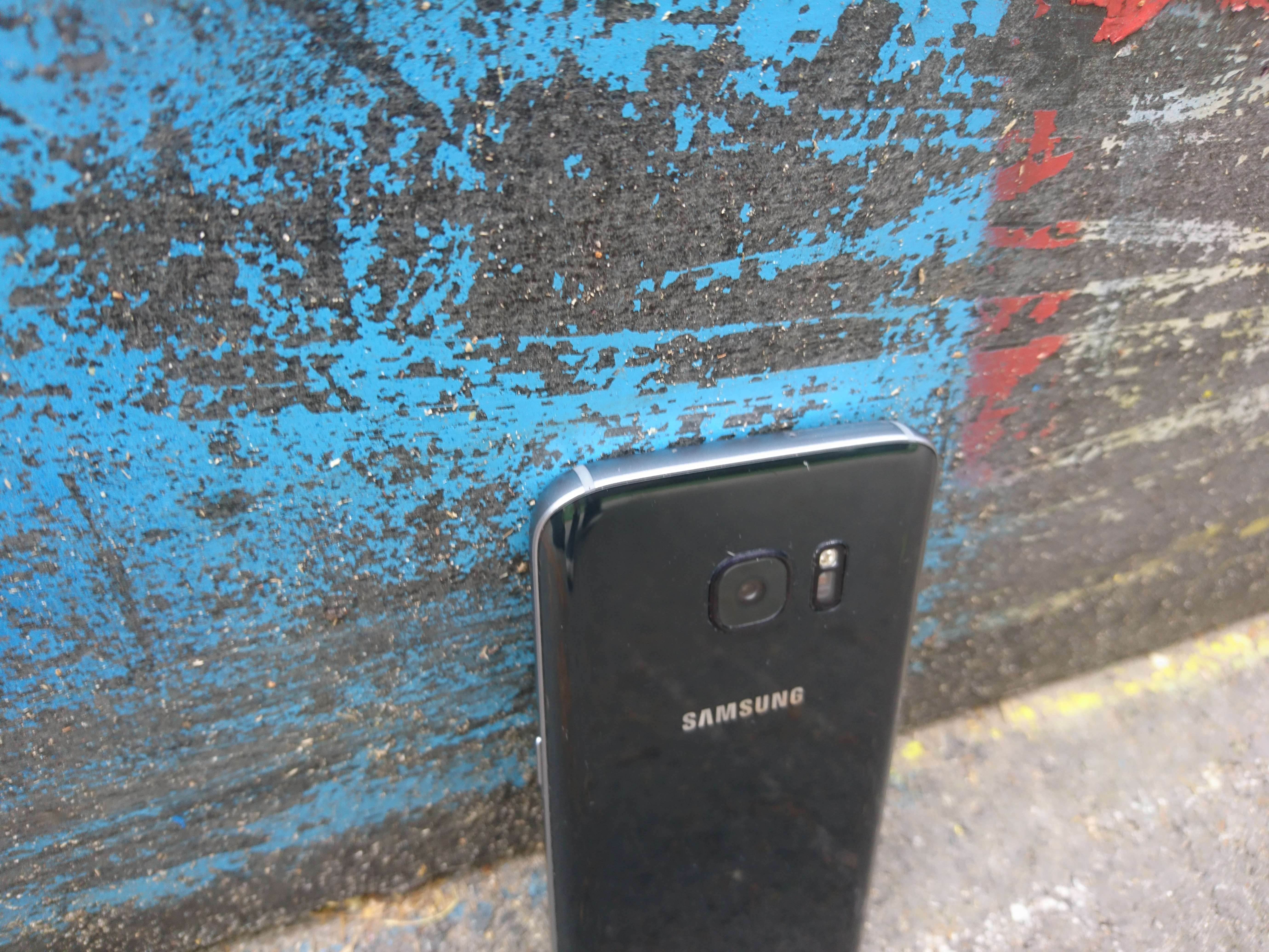 Samsung Galaxy S7 - test i recenzja urządzenia recenzje, polecane zalety, Wideo, wady, test i recenzja Samsung Galaxy S7, Samsung Galaxy S7, recka, recenzja Samsung Galaxy S7, Recenzja, polska recenzja Samsung Galaxy S7, galaxy s7, cena, aparat  Pamiętam, jak oglądałem na żywo premierę Galaxy S7/S7 Edge i częściowo byłem zachwycony nowym produktem lidera rynku mobilnego, ale najbardziej zdenerwował mnie fakt, że nie poczyniono drastycznych zmian we wzornictwie urządzenia. DSC 0016