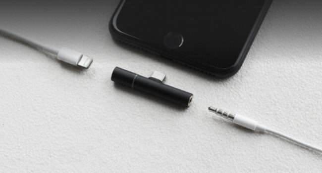 Auxilite - adapter pozwalający na jednoczesne ładowanie baterii i słuchanie muzyki dla iPhone 7/7 Plus ciekawostki iPhone 7 Plus, iPhone 7, Auxilite, Apple  Pewnie do tej pory wiecie, że w pudełku z iPhone'em 7 jest dodawany adapter Lightning pozwalający podłączyć standardowe słuchawki do telefonu. 1 12 650x350