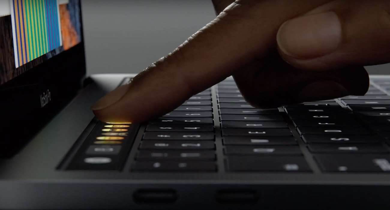 Pierwsze wideorecenzje Macbook Pro z Touch Bar dostępne polecane, ciekawostki Wideo, pierwsza recenzja MacBook Pro z touch bar, MacBook Pro z touch bar recenzja, macbook pro 2016, Apple  Premiera Macbook Pro z Touch Bar miała miejsce co prawda już kilka tygodniu temu, ale ze względu na 3-4 tygodniowy czas oczekiwania na wysyłkę dopiero teraz w sieci zaczynają pojawiać się pierwsze recenzje nowego laptopa od Apple. Untitled