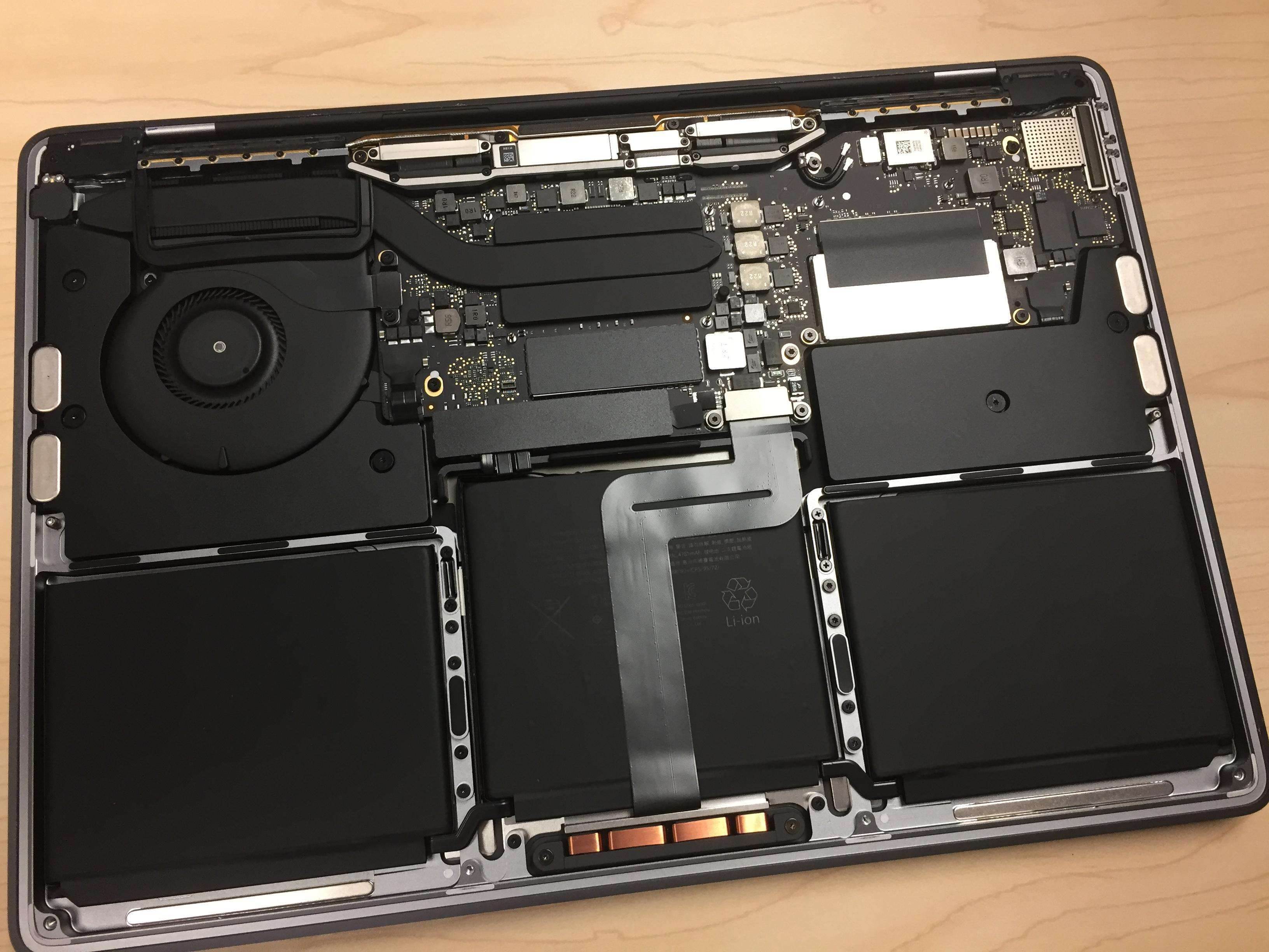 W podstawowym modelu MacBooku Pro 2016 można wymienić dysk SSD ciekawostki macbook pro 2016, MacBook Pro, dysk ssd w macbook pro 2016, Apple  Niedawno rozpocząłem testy dysku SSD w PlayStation 4 i, jak na razie jestem zadowolony z efektów pomimo mniejszej powierzchni na dane. owc macbook pro 2016 1322 teardown ssd