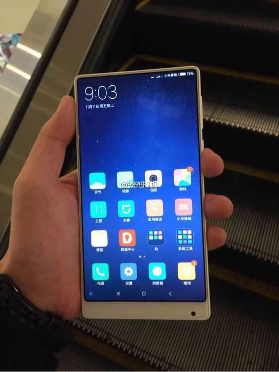 Niedługo pojawi się biały Xiaomi Mi MIX ciekawostki xiaomi mi mix, Xiaomi, biały Xiaomi Mi MIX  Przez większość czasu obcowania z urządzeniami mobilnymi ubóstwiałem białe warianty kolorystyczne, teraz najbardziej odpowiada mi czarny, ale jeden z najbardziej pożądanych smartfonów (Mi Mix) będzie miał biały wariant kolorystyczny. mimix white 04