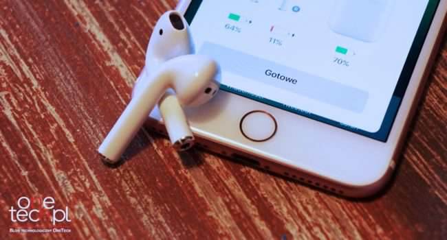Apple AirPods - test i recenzja recenzje, polecane, akcesoria zalety, wady, recenzja Apple AirPods, Recenzja, polska recenzja Apple AirPods, czy warto kupić airpods, cena, bezprzewodowe słuchawki Apple AirPods, apple AirPods, Apple, AirPods, air pods  Od początku swojej przygody z urządzeniami mobilnymi do odtwarzania muzyki głównie korzystam z przewodowych słuchawek, ale producenci w swoich urządzeniach zaczynają pozbywać się standardowego portu słuchawkowego. airpods5 1 650x350